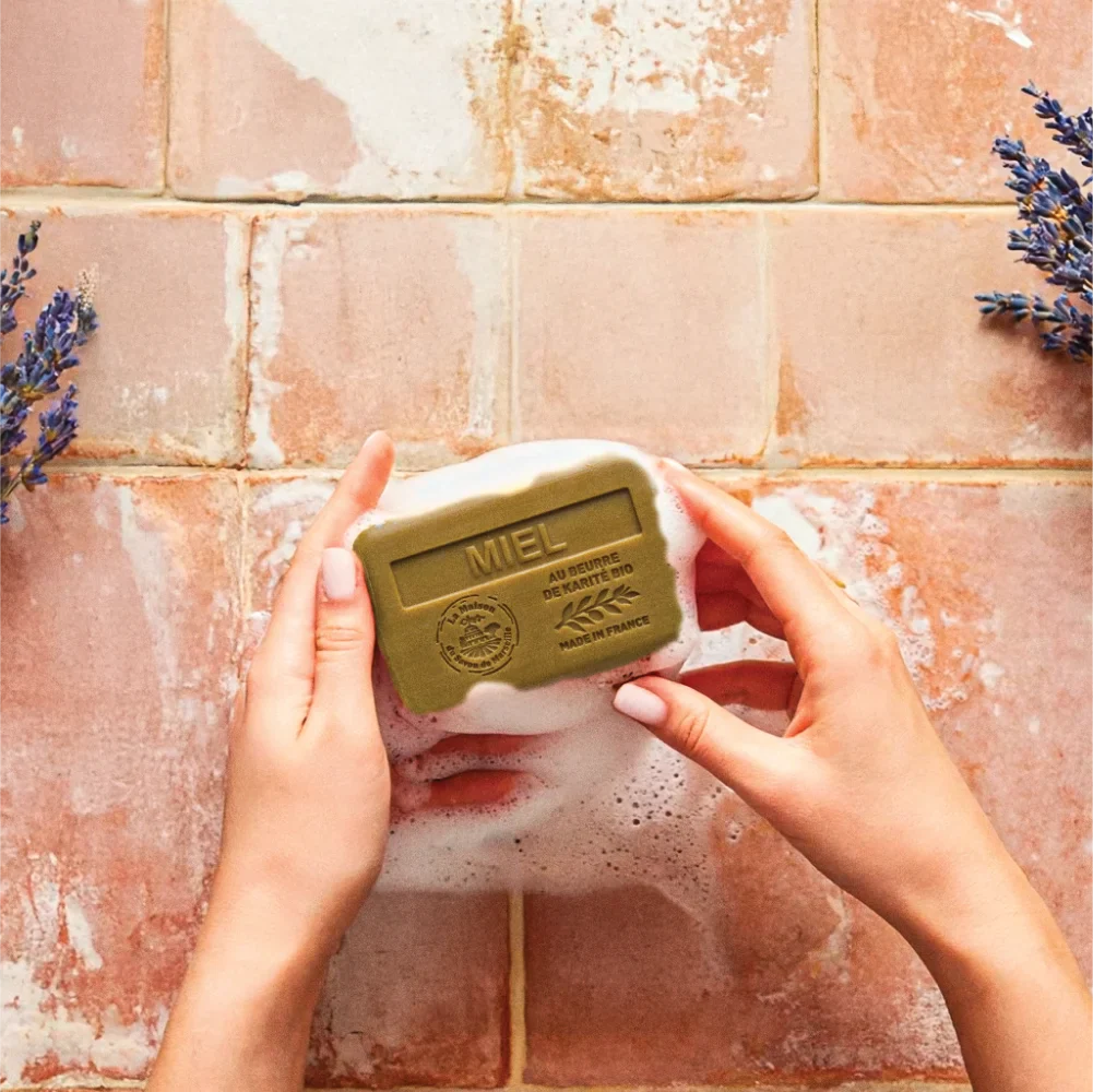 Savon solide parfumé au miel – Au beurre de karité bio 250g
