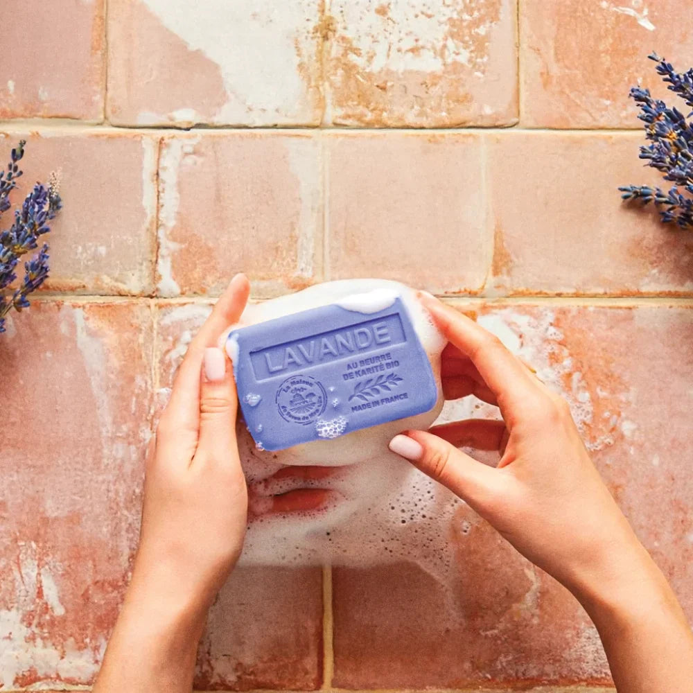 Savon solide parfumé à la lavande – Au beurre de karité bio 250g