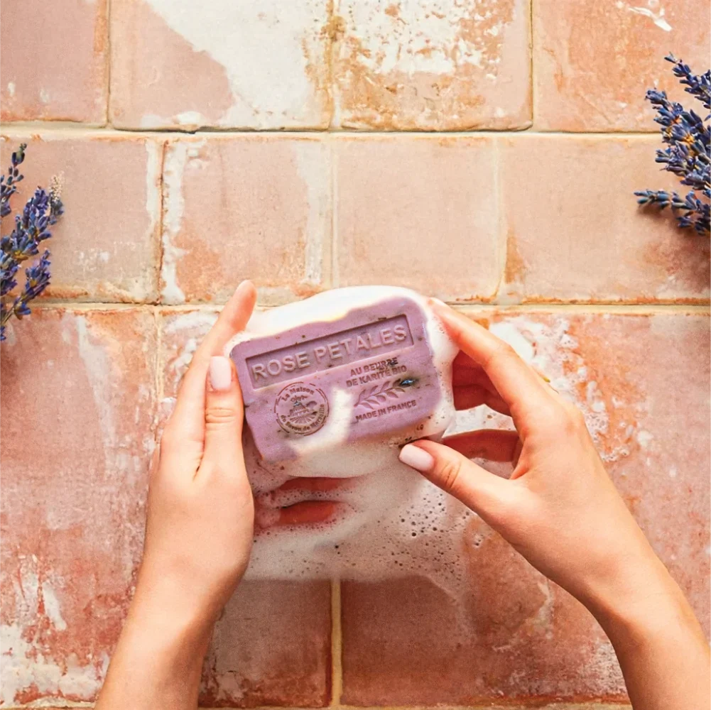 Savon solide parfumé à la Rose – Au beurre de karité bio 250g
